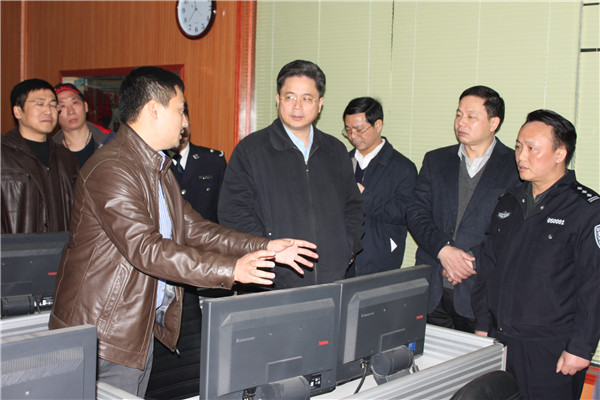 2014-1-28叢市長、黃副市長到我公司天網監控中心視察工作.JPG